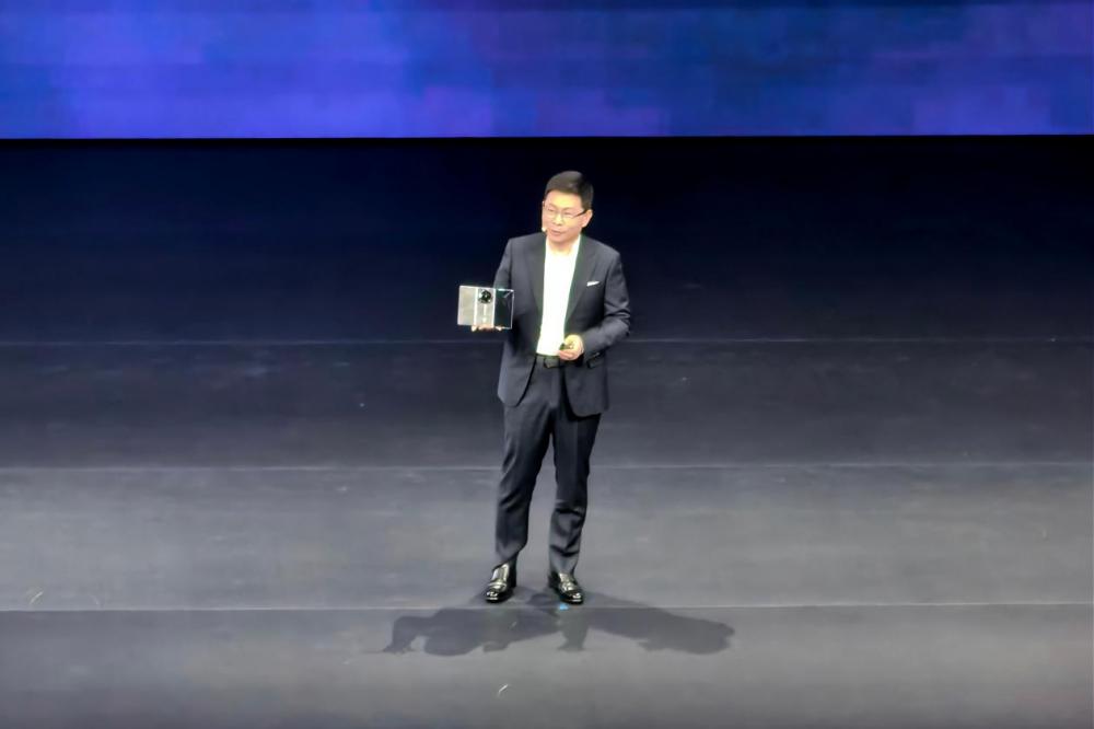 华为Mate XT 2发布 三折叠回归日用 麒麟芯片时隔六年回归